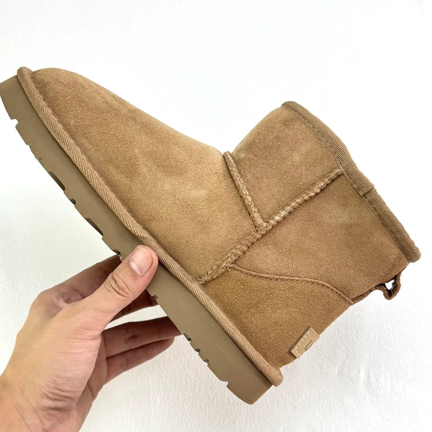💰360 6222 Classic Mini II Mini classic short boots 2.0 Shoe shaft height: about 14CM Upper: Made of 17mm fur-integrated sheepskin, with a pre-treated water-repellent and anti-fouling coating Insole: 17mm sheepskin insole Sole: Treadlite by UGG™ light wing technology outsole - non-slip, cushioning, wear resistance, and good elasticity Heel: Leather heel label with embossed brand LOGO Size:35 36 37 38 39 40